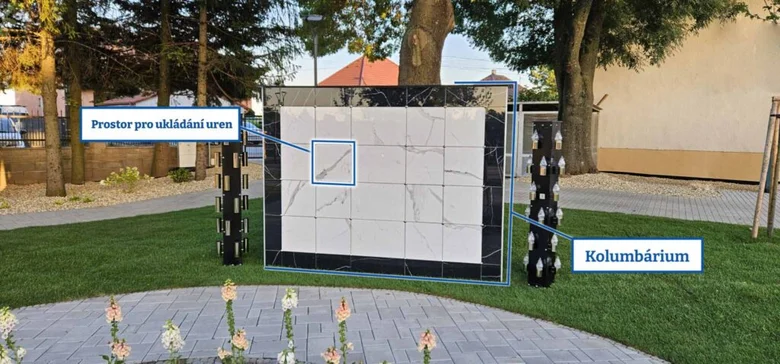 Moderní kolumbárium venku s prostorem pro uložení urn.