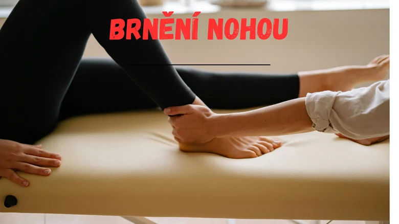 Masáž nohou při léčbě brnění pro úlevu od necitlivosti.