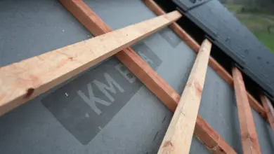 Dřevěné laty na střeše s viditelným roztečem pro dlaždice.