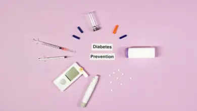 Nástroje pro péči o diabetika na růžovém pozadí.