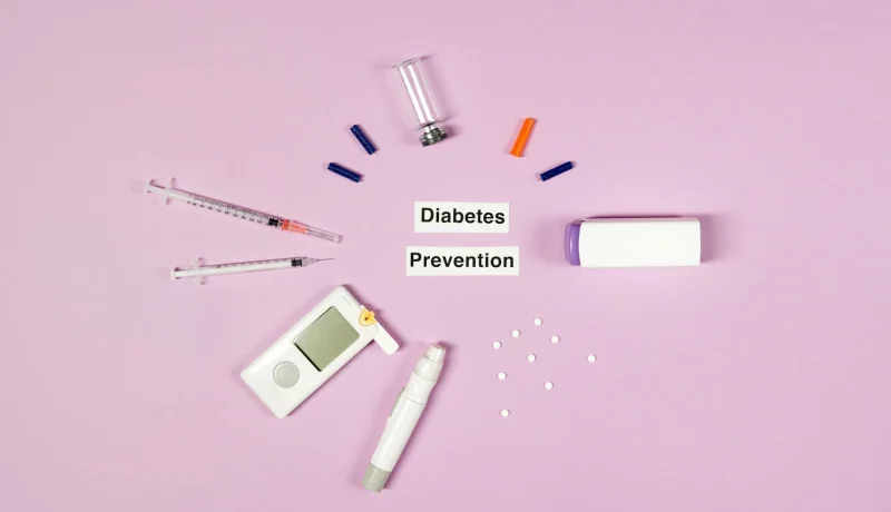 Nástroje pro péči o diabetika na růžovém pozadí.