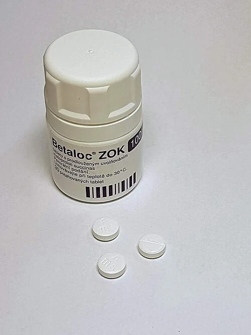 Balení léku Betaloc ZOK s třemi tabletami před ním