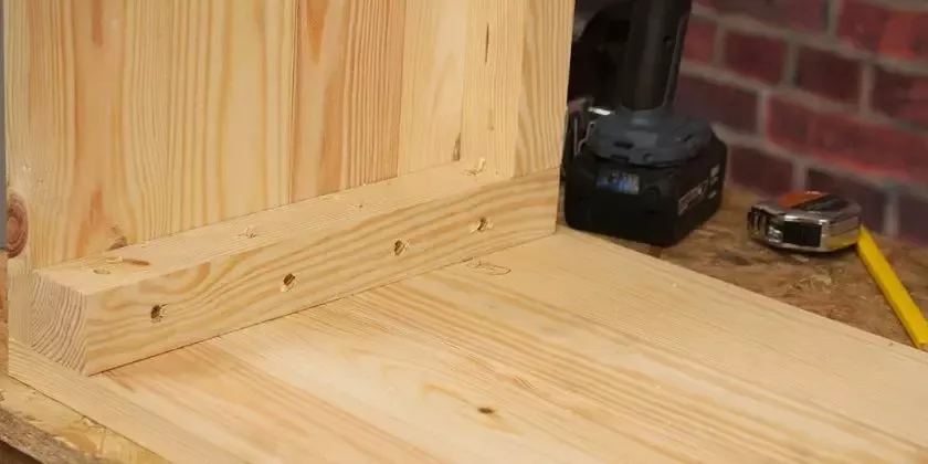 Ukázka montáže dřevěného skříní s předvrtanými otvory