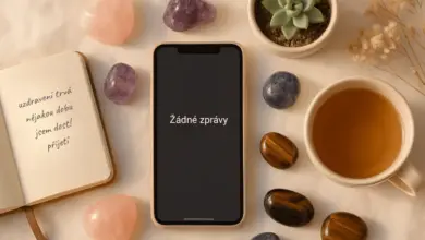Telefon s textem žádné zprávy mezi krystaly a knihou o uzdravování.