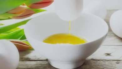 Žloutek z roztlačeného vejce kape do bílé misky.