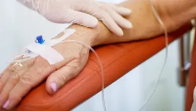 Ruka s kanylou pro odběr krve nebo infuzi.