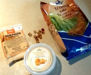 Suroviny pro domácí marmeládu: citronová kůra, sušené ovoce a další.