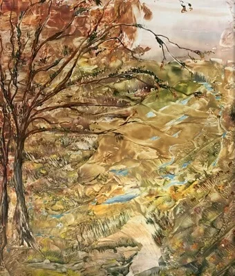 Detail z malby horkým voskem s texturou a podzimními barvami.