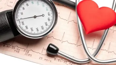 Stetoskop s červeným srdcem na papíru EKG pro měření krevního tlaku.