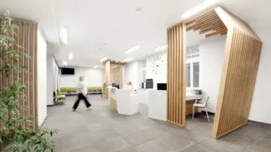 Moderní čekárna v ordinaci s dřevěnými prvky a recepcí.