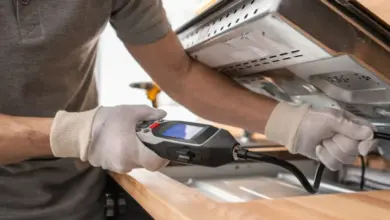 Technik detekující únik plynu v ruce pracovníka.