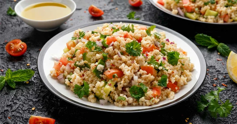 Pohár s quinoa smíchanou zeleninou jako příklad vlákniny