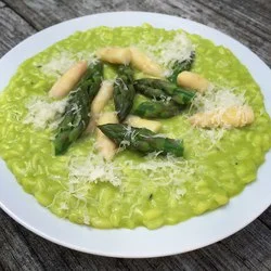 Zelený risotto s blanšírovaným špenátem nebo aspargem.