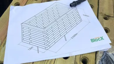 Plán opěrné zdi s rozměry a plastovými spojovacími prvky na dřevě.