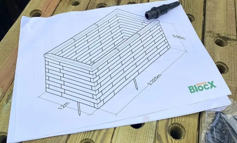 Plán opěrné zdi s rozměry a plastovými spojovacími prvky na dřevě.
