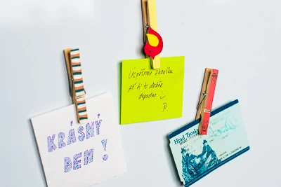 Kulaté magnetické pásky s kartičkami na bílé tabuli
