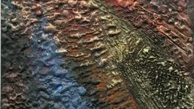 Detail horkovoskové malby s vrstvami vosku a barevnými efekty.